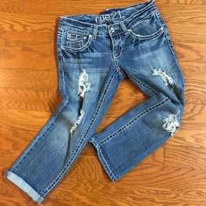 Rue 21 jewel buttoned mid-calf capris